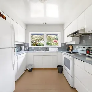 https://spacious-bedroom-house-in-with-modern-amenities.vancouver-hotels-bc.net