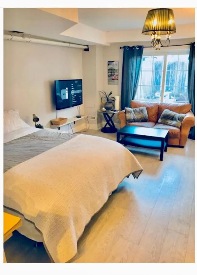 Guest house Downtown Studio In Leslieville With Hot Tub Hotel Toronto