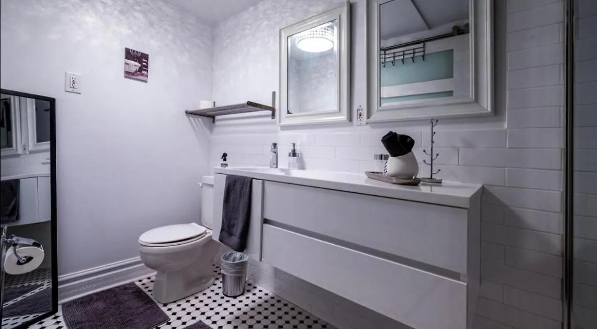 Downtown Studio In Leslieville With Hot Tub Hotel Toronto Guest house