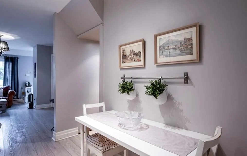 ゲストハウス ホテルDowntown Studio In Leslieville With Hot Tub トロント