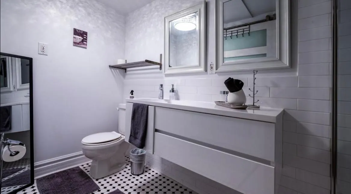 ホテルDowntown Studio In Leslieville With Hot Tub トロント ゲストハウス